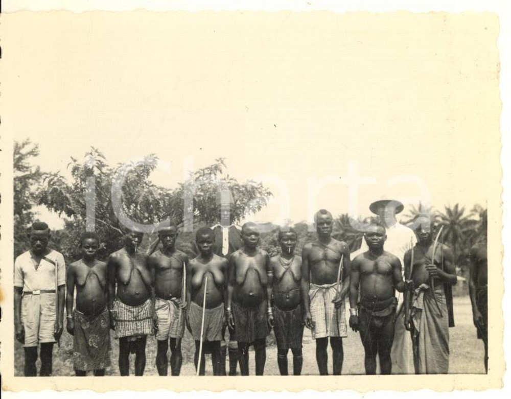 1930 ca CONGO BELGA - Tribù di pigmei con europeo (1) Foto 10x8 cm  Fotografia d'epoca. FAIR/discreto lieve piegatura Formato: 10x8 cm originale e autentica 1