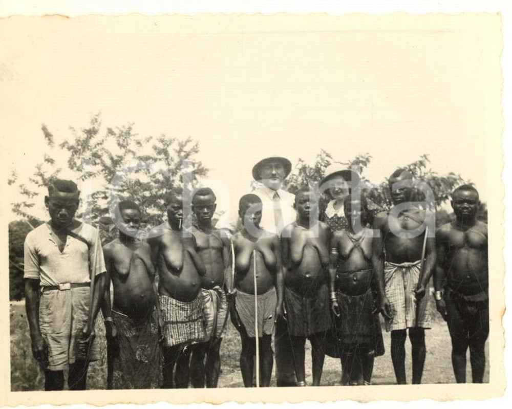 1930 ca CONGO BELGA - Tribù di pigmei con europei - Foto 10x8 cm  Fotografia d'epoca. FAIR/discreto lieve piegatura Formato: 10x8 cm originale e autentica 1