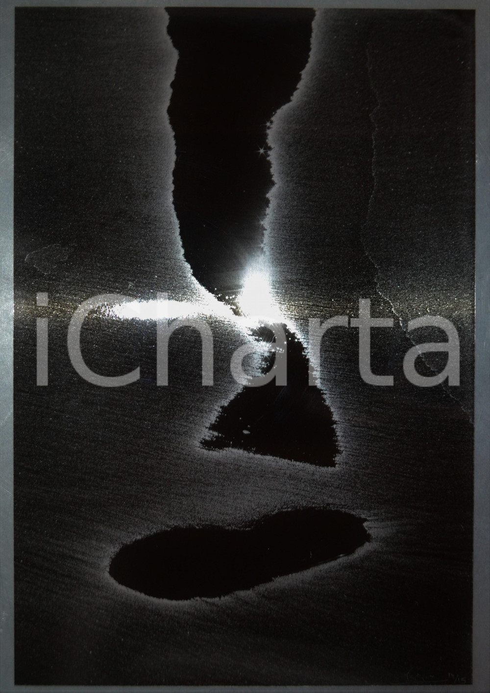 1973 Lucien CLERGUE - Plage - Aluminographie originale - SIGNED - "GENESE" 14/15 Alluminografia originale di Lucien Clergue, autografata al recto e al verso dall'artista.Tiratura limitata, esemplare 14 di 15.La lastra era in origine parte del portfolio "Gen&egrave;se. 50 photographies sur des th&egrave;mes d'Amers choisis par Saint-John Perse", editore Pierre Belfond (Paris).  GOOD/buono l'alone centrale è dovuto al riflesso della lastra Formato: 38x55 cm originale e autentica 1