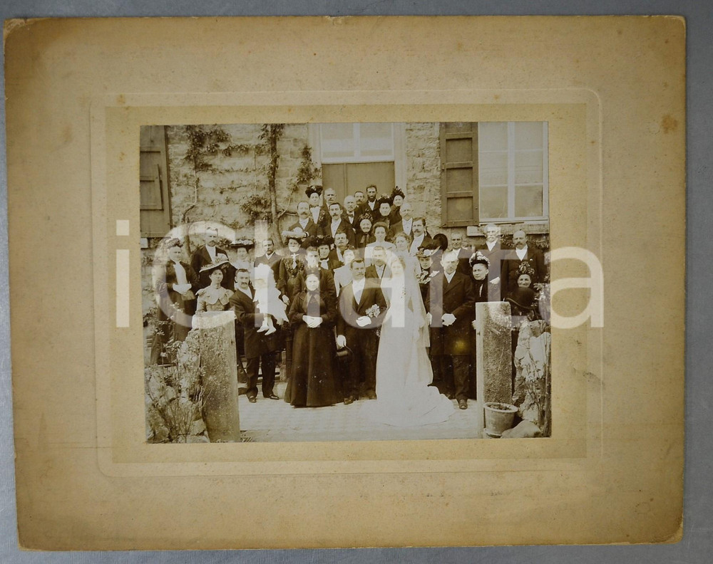 1910 ca COUVIN (BELGIQUE) Mariage - Epoux avec leur famille *Photo 34x27 cm Fotografia d'epoca, montata su cartoncino rigido.FOTOGRAFO: Eug&egrave;ne Thomas-Dalcq - Couvin FAIR/discreto smussature angolari Formato: 34x27 cm originale e autentica 1