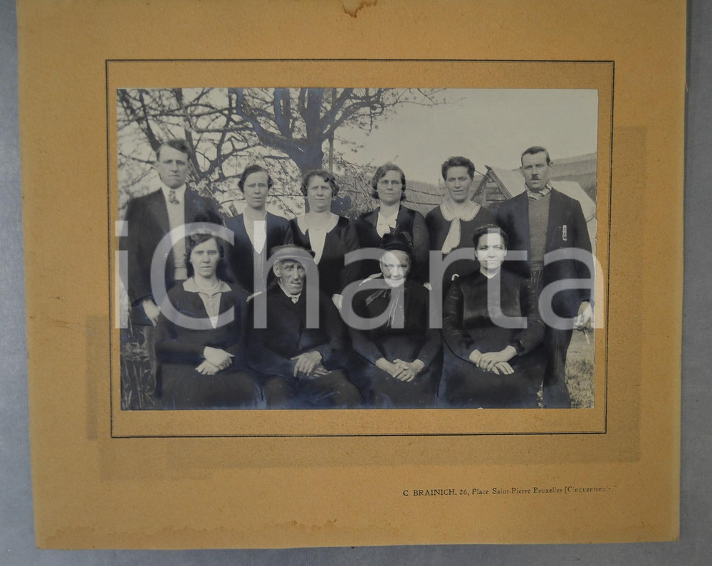 1930 ca BELGIQUE Portrait de famille en campagne *Photo C. BRAINICH 32x27 cm Fotografia d'epoca, montata su cartoncino morbido.FOTOGRAFO: C. Brainich - 26, Place Saint-Pierre, Bruxelles  FAIR/discreto lievi tracce di umidità al cartoncino Formato: 32x27 cm originale e autentica 1