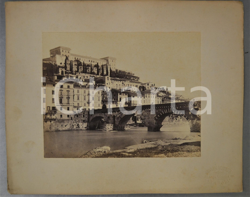 1910 ca VERONA - Ponte e Castel S. Pietro - Foto Giorgio SOMMER 38x31 cm Fotografia d'epoca, montata su cartoncino morbido.FOTOGRAFO: Giorgio Sommer - Largo Vittoria, Napoli GOOD/buono lievi fioriture al cartoncino Formato: 38x31 cm originale e autentica 1