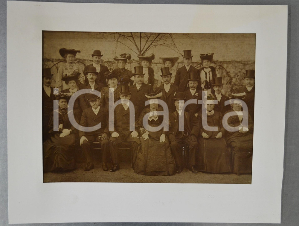 1900 ca BELGIUM Group portrait - Couples - Vintage photo 35x28 cm Fotografia d'epoca,  incorniciata con passepartout in cartoncino leggero.  GOOD/buono  Formato: 35x28 cm (cartoncino); 20x29 cm (fotografia) originale e autentica 1