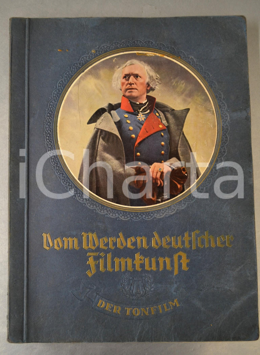 1935 CINEMA GERMANY Vom Werden Deutscher Filmkunst 2. Teil - Der Tonfilm DAMAGED Pubblicazione originale d'epoca, illustrata b/n con immagini applicate.Coperta in cartoncino, con dorature a rilievo.EDITORE: Cigaretten-Bilderdienst, Altona-BahrenfeldPAGINE: 136 POOR/danneggiato buone condizioni interne, ma asportazione del frontespizio (il volume comincia a pagina 5); piegature in copertina Formato: 23x31 cm originale e autentica 1