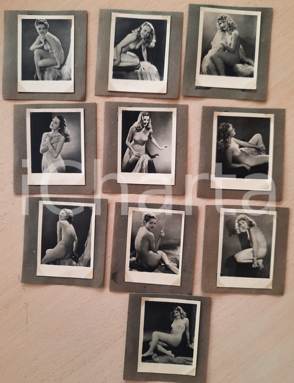 1950 ca VINTAGE EROTIC Young women posing - NUDE - 10 photos 8x9 cm  Lotto di 10 fotografie d'epoca, montate su cartoncino. GOOD/buono  Formato: 8x9 cm (ogni fotografia) originale e autentica 1