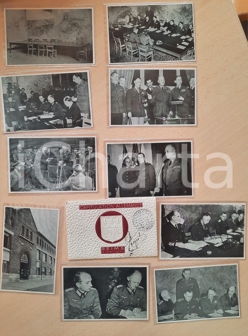 7 Mai 1945 WW2 REIMS Capitulation Allemande - 10 photos *RARE  Raro insieme, comprendente 10 fotografie seriali d'epoca, su carta, ciascuna con didascalia e timbro al verso.Custodia originale.EDITORE: Debar - Reims GOOD/buono ma piccoli strappi alla custodia Formato: 14x9 cm (singola immagine) originale e autentica 1