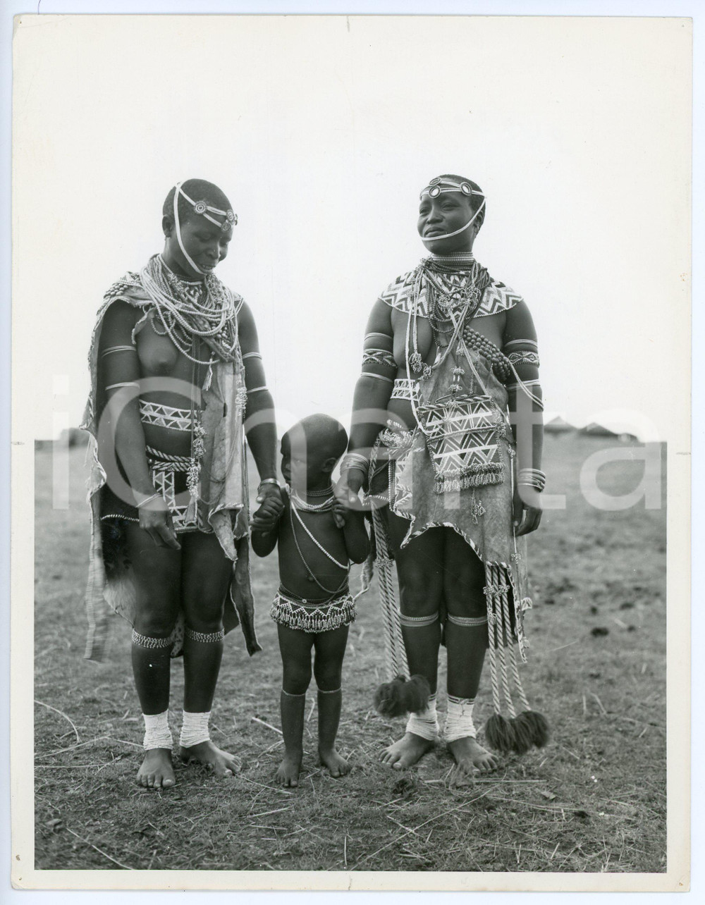 Fotografia d epoca originale 1960 ca NQUTU District SOUTH AFRICA BASUTO people at a kraal  Photo 17x22 cm 1