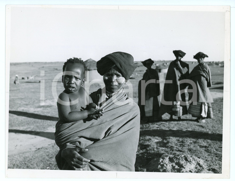 1960 ca ANDERS MISSION (SOUTH AFRICA) XHOSA woman and child - Photo 22x17 cm  Fotografia originale d'epoca, con didascalia al verso.CONDIZIONI: FAIR (piccoli fori di affissione e minime piegature angolari)FORMATO: 22x17 cm    originale e autentica 1