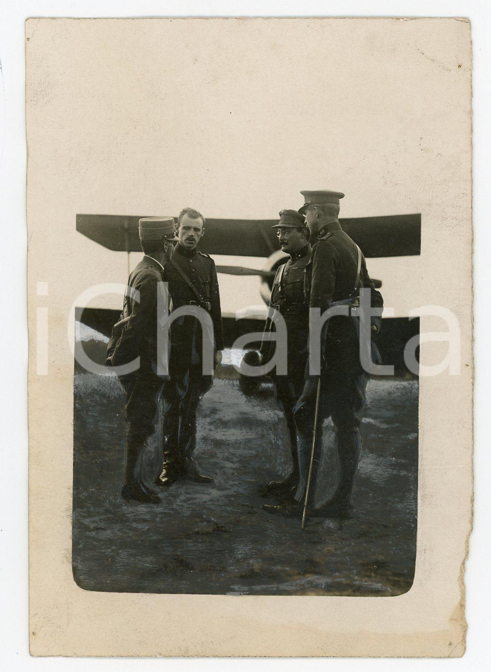 1917 WW1 Le Roi Albert I et le Roi d’Italie saluent Cdt JACQUET Edmond Thieffry  Rara fotografia originale d'epoca, datata ottobre 1917, scattata presso un campo dell'aviazione belga.Re Alberto I del Belgio e re Vittorio Emanuele III d'Italia sono con i due aviatori Fernand Jacquet ed Edmond Thieffry.CONDIZIONI: FAIR (lievi rosure e mancanza al lato destro; minima piegatura angolare)FORMATO: 10x13 cm    originale e autentica 1