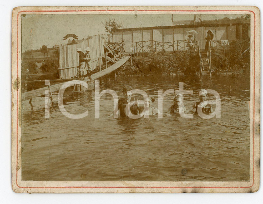 1904 TILFF (BELGIQUE) A la Chapelle - Bambini a bagno nel fiume - Foto 12x9 cm  Fotografia originale d'epoca, su cartoncino rigido.Didascalia manoscritta al verso.CONDIZIONI: FAIR (macchie marginali)FORMATO: 12x9 cm    originale e autentica 1