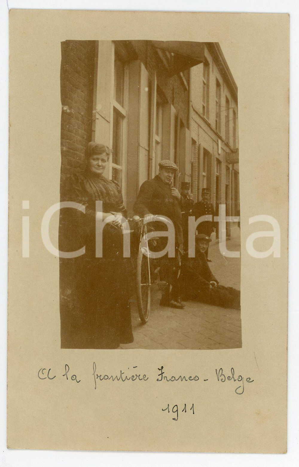 1911 BELGIQUE Village à la frontière franco-belge - Photo carte postale ANIMEE  Fotografia originale d'epoca, in formato cartolina postale.CONDIZIONI: GFORMATO: FP    originale e autentica 1