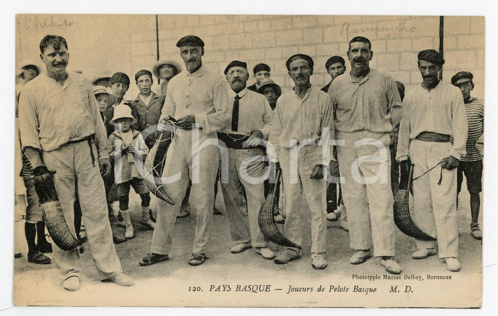 1910 ca PAYS BASCQUE Joueurs de pelote basque - Carte postale FP NV  Cartolina postale d'epoca, non viaggiata.CONDIZIONI: POOR (residui di incollatura al verso)FORMATO: FP    originale e autentica 1