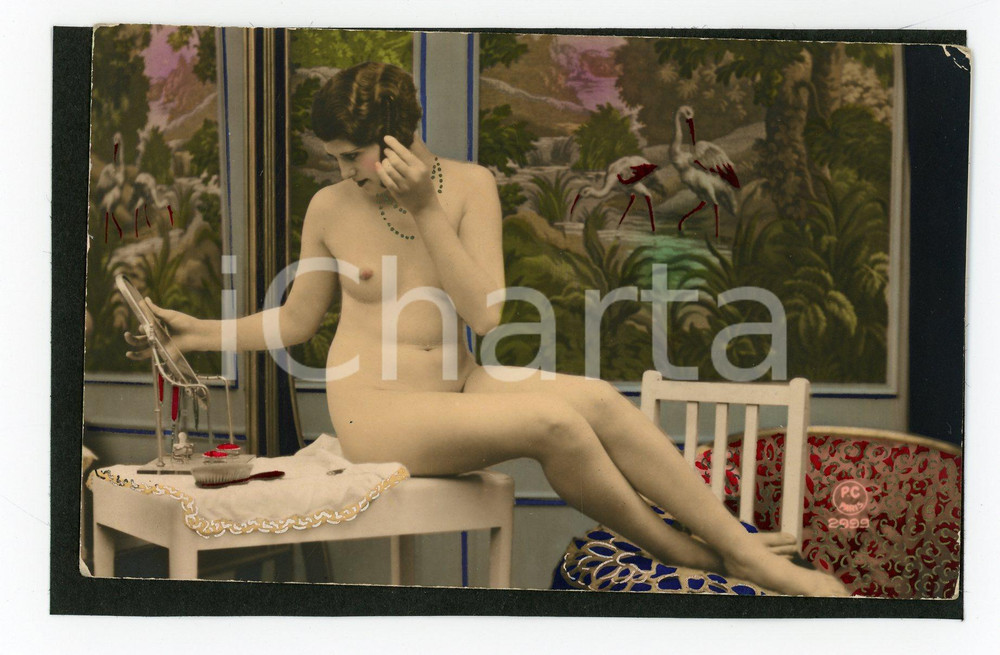 1910 VINTAGE EROTIC BOUDOIR Nude woman on her desk - Postcard PC PARIS coloured Fotografia seriale d'epoca, in formato cartolina postale. Colorata a mano.Montata su cartoncino.Editore PC Paris - Serie 2999CONDIZIONI: G (lievi smussature angolari)FORMATO: FP    originale e autentica 1