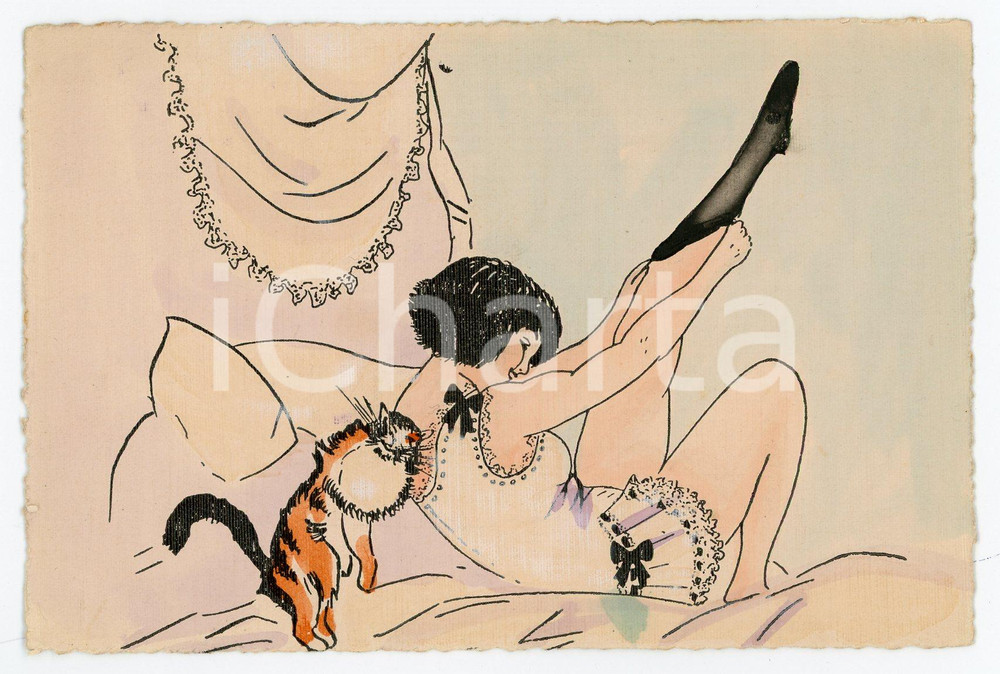 1930ca VINTAGE EROTIC Lady in lingerie wearing stockings with cat - Hand-painted  Cartoncino illustrato d'epoca, colorato a mano.CONDIZIONI: FFORMATO: 13x9 cm    originale e autentica 1