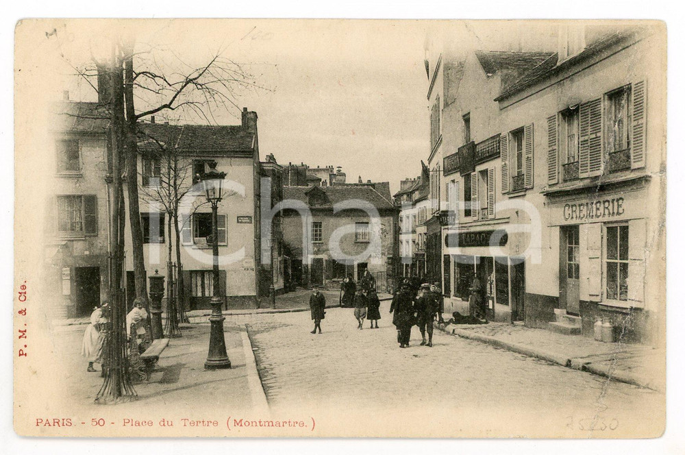 1905 PARIS MONTMARTRE - Place du Tertre - Carte postale ANIMEE DAMAGED Cartolina postale, originale d'epoca, viaggiata. VERY POOR/gravemente danneggiato piegature evidenti al lato destro Formato: 14x9 cm originale e autentica 1