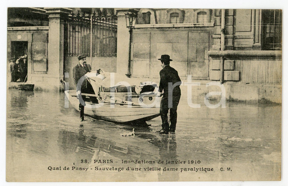 Janvier 1910 Inondations de PARIS - Quai de Passy - Sauvetage dame paralytique  Cartolina postale d'epoca, non viaggiata.CONDIZIONI: GFORMATO: FP    originale e autentica 1