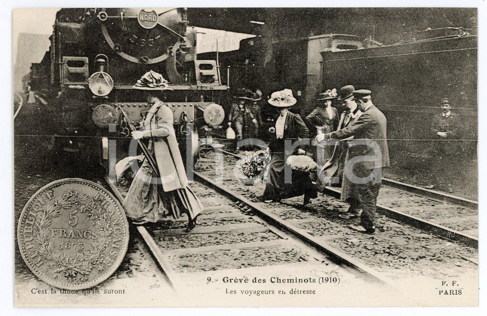 1925 ca FRANCE Grève des cheminots de 1910 Voyageurs en détresse - Carte postale  Cartolina postale d'epoca, non viaggiata.  FAIR/discreto  Formato: 14x9 cm originale e autentica 1