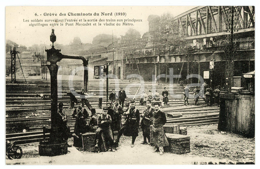 1910 PARIS Grève des Cheminots du Nord -  Soldats surveillant ^Postcard 6  Cartolina postale d'epoca, non viaggiata.Didascalia completa: "Les soldats surveillant l'entr&eacute;e et la sortie des trains aux principaux aiguillages entre le Pont Marcadet et le viaduc du M&eacute;tro". GOOD/buono  Formato: 14x9 cm originale e autentica 1