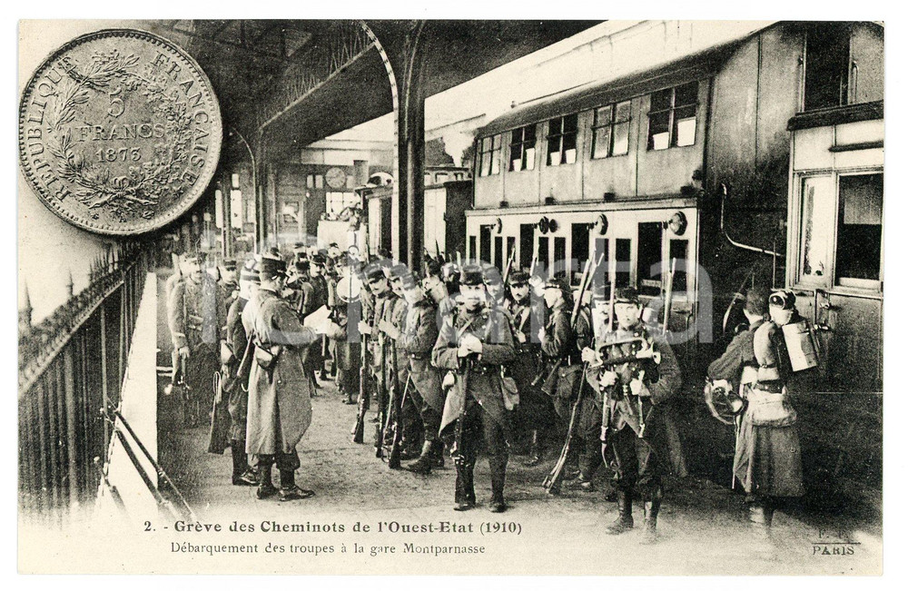 1925 ca PARIS Grève des cheminots de l'OUEST ETAT Troupe à la Gare Montparnasse  Cartolina postale d'epoca, non viaggiata. GOOD/buono  Formato: 14x9 cm originale e autentica 1