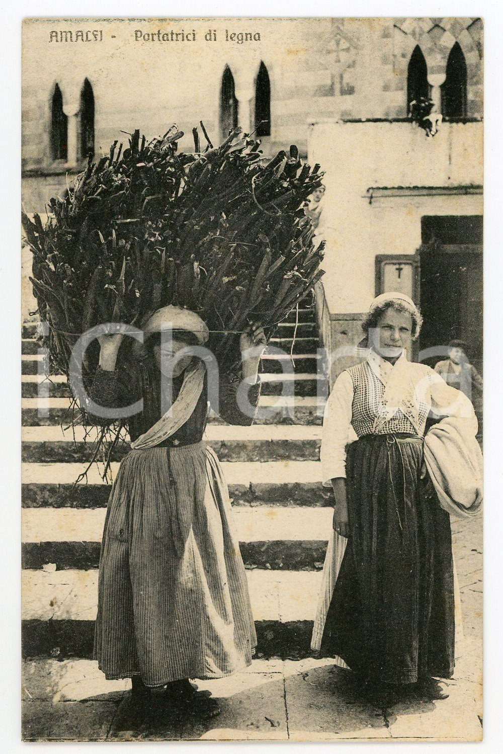 1910 ca COSTUMI AMALFI Portatrici di legna - Cartolina postale vintage  Cartolina postale d'epoca, non viaggiata.CONDIZIONI: GFORMATO: FP    originale e autentica 1