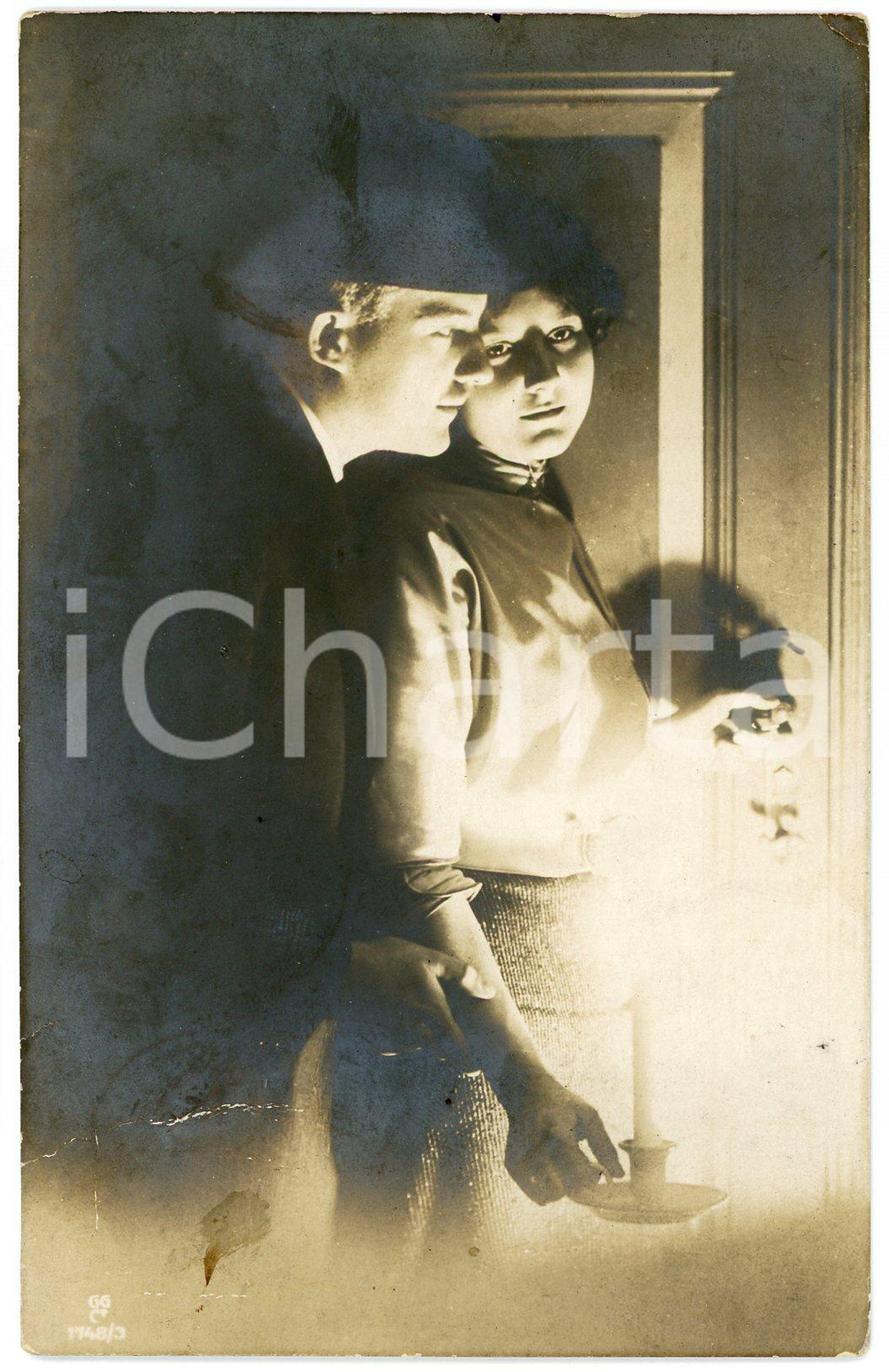 1912 COUPLE Romantic lovers with candle - Vintage postcard  Cartolina postale d'epoca, viaggiata (ma francobollo asportato).CONDIZIONI: POOR (ampia piegatura all'angolo inferiore sinistro e all'angolo superiore destro; piccola macchia al recto; piccolo strappo al lato sinistro)FORMATO: FP    originale e autentica 1