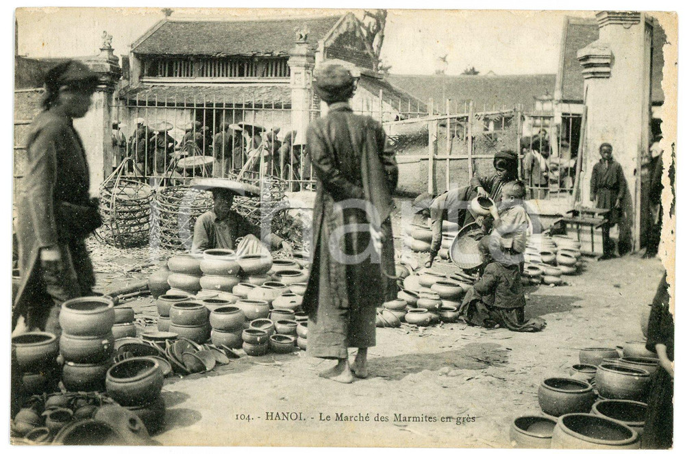 1910 ca HANOI (VIETNAM) Le Marché des Marmites en grès *ANIMATED Postcard  Cartolina postale d'epoca, non viaggiata.CONDIZIONI: FAIR (minime abrasioni lungo il lato superiore)FORMATO: FP    originale e autentica 1