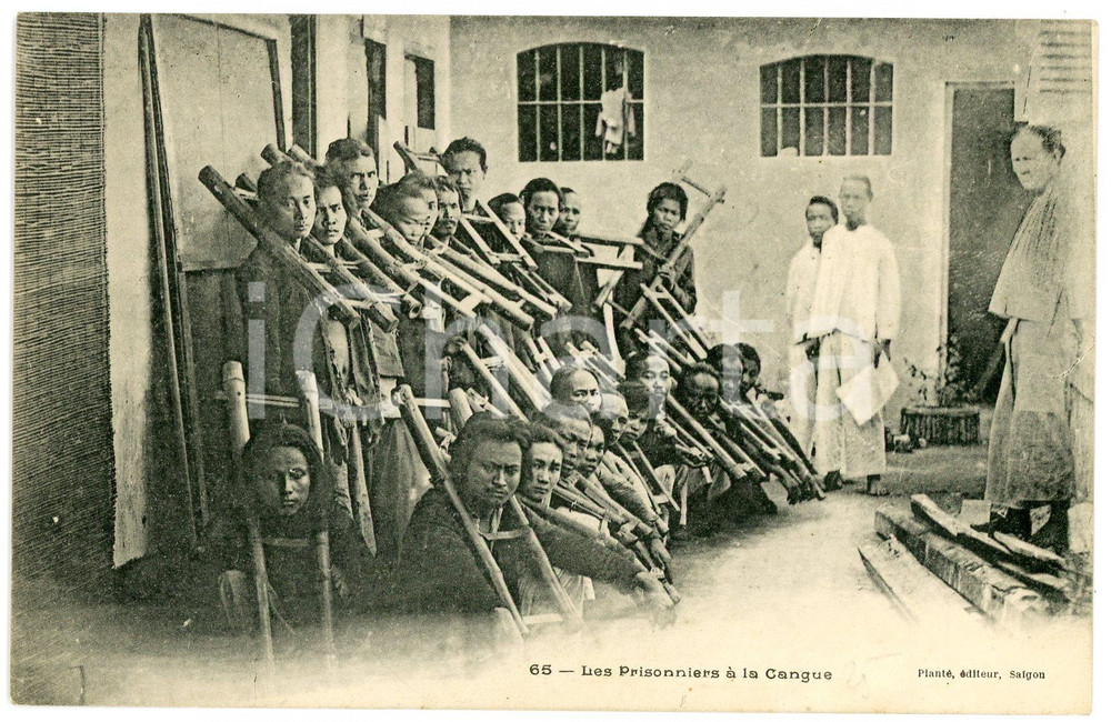 1910 ca VIETNAM Prisonniers à la cangue - Postcard INDOCHINE FRANCAISE  Cartolina postale d'epoca, scritta, ma non viaggiata.CONDIZIONI: G FORMATO: FPEDITORE: Plant&eacute; - Saigon    originale e autentica 1