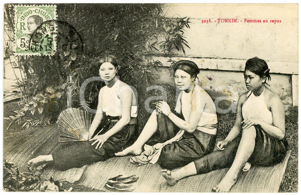 1920 ca TONKIN (VIETNAM) Femmes au repos - Postcard INDOCHINE FRANCAISE  Cartolina postale d'epoca, viaggiata.Timbro al verso L. G. Vernon, 9&egrave;me colonial, Haipong - TonkinCONDIZIONI: G (ma lievi ingiallimenti)FORMATO: FP    originale e autentica 1
