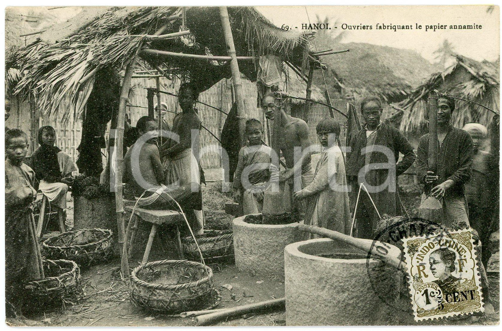 1910 ca HANOI (VIETNAM) Ouvriers fabriquant le papier annamite ANIMATED Postcard  Cartolina postale d'epoca, viaggiata nel 1924.CONDIZIONI: GFORMATO: FP    originale e autentica 1
