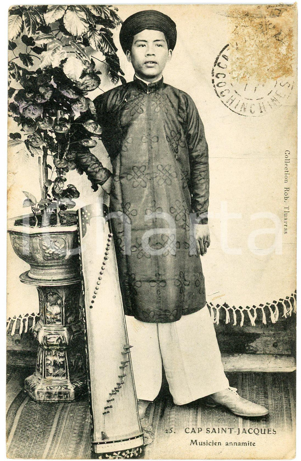 1910 ca VUNG TAU / CAP SAINT-JACQUES (VIETNAM) Musicien annamite - Carte postale  Cartolina postale d'epoca, viaggiata (ma francobollo asportato).CONDIZIONI: POOR (residuo di colla al recto, dovuto all'asportazione del francobollo; lievi macchie al verso; sbrecciatura al lato sinistro)FORMATO: FP    originale e autentica 1