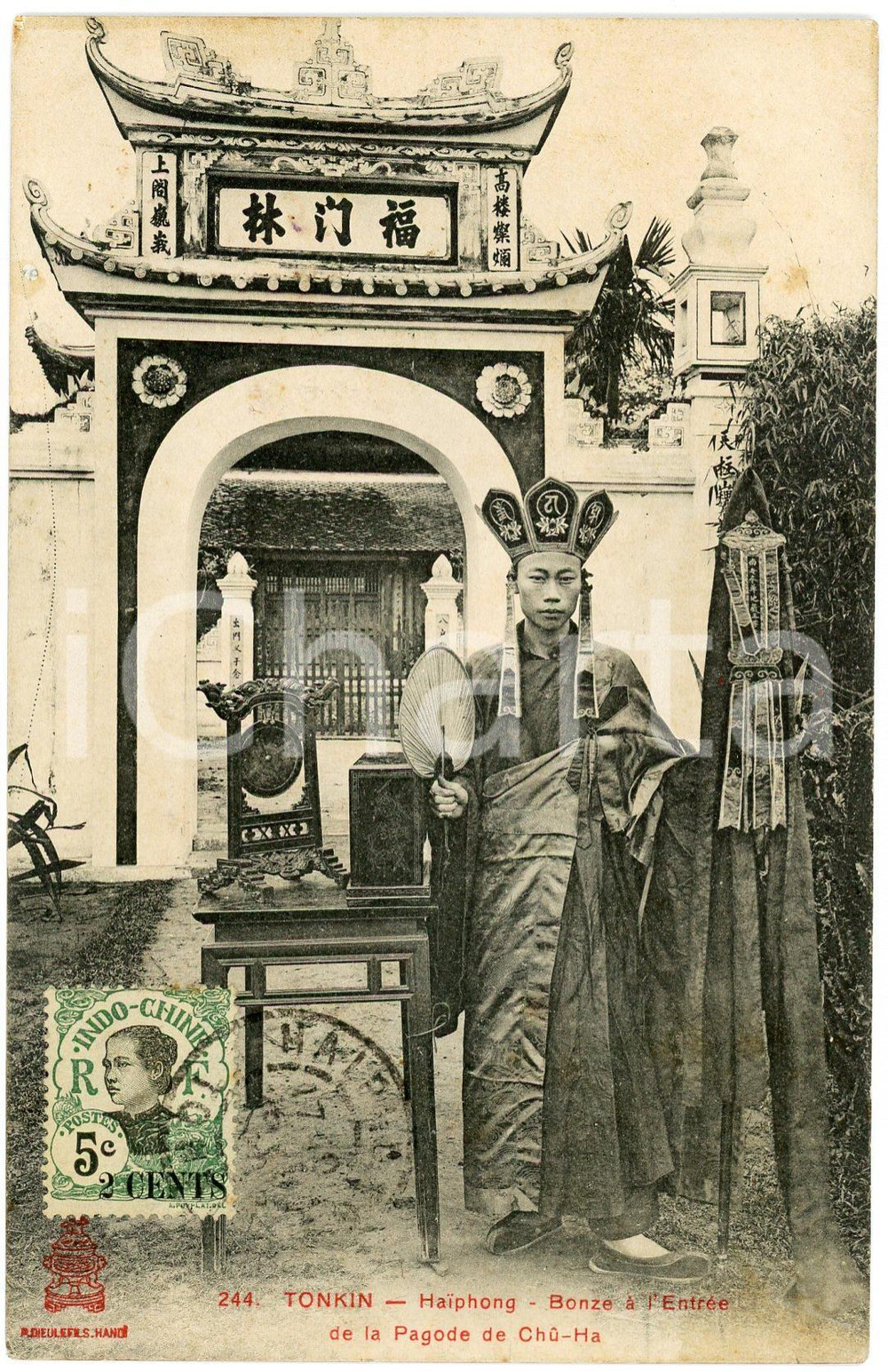 1920 ca HAIPHONG (TONKIN) Bonze à l'entrée de la pagode de CHU-HA - Postcard  Cartolina postale d'epoca, con bollo e timbro.Timbro al verso L. G. Vernon, 9&egrave;me colonial, Haipong - TonkinCONDIZIONI: G (minimi ingiallimenti)FORMATO: FPEDITORE: P. Dieulefils - Hanoi    originale e autentica 1