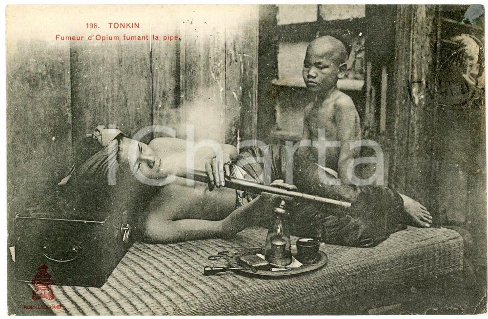 1910 ca TONKIN (INDOCHINE, VIETNAM) Fumeur d'opium fumant la pipe - Postcard  Cartolina postale d'epoca, viaggiata (ma francobollo asportato).CONDIZIONI: FAIR (minima macchia e residuo di colla all'angolo superiore destro)FORMATO: FPEDITORE: P. Dieulefils - Hanoi    originale e autentica 1
