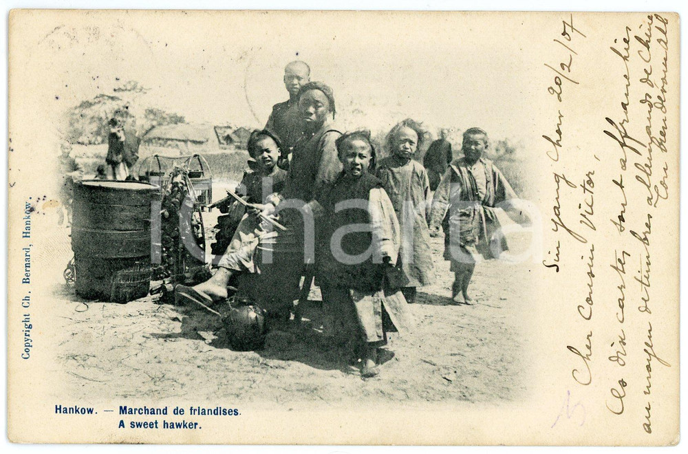 1907 HANKOU (CHINA) A sweet hawker with children - Original old postcard Cartolina postale d'epoca, viaggiata (ma francobollo asportato).CONDIZIONI: GFORMATO: FPEDITORE: Charles Bernard, Hankow    originale e autentica 1
