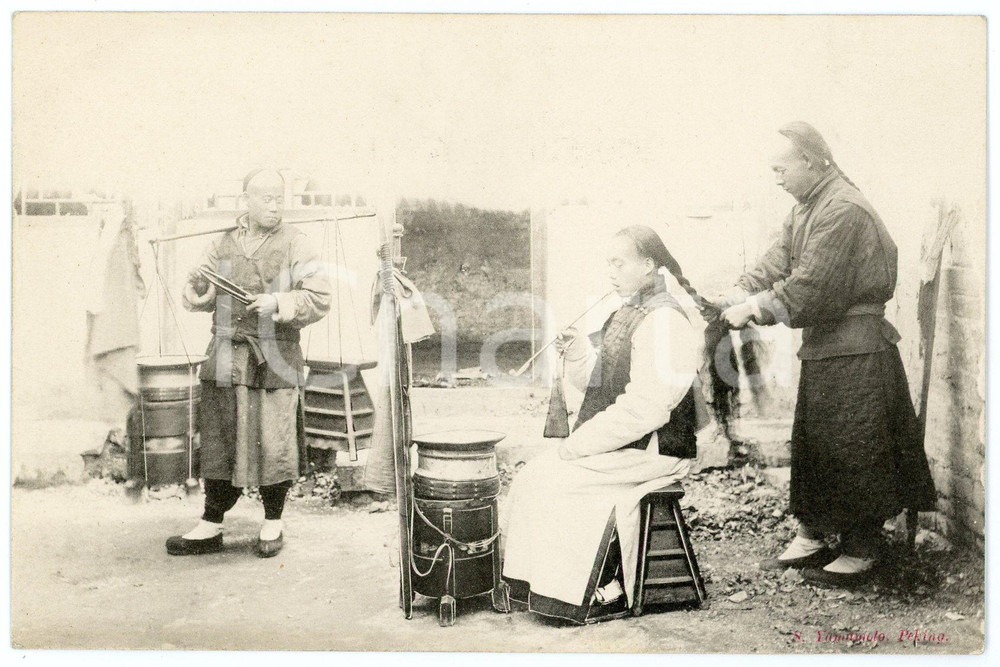 1905 ca CHINA Traditional hairstyle for a man smoking - ANIMATED old postcard Cartolina postale d'epoca, non viaggiata.CONDIZIONI: GFORMATO: FP    originale e autentica 1