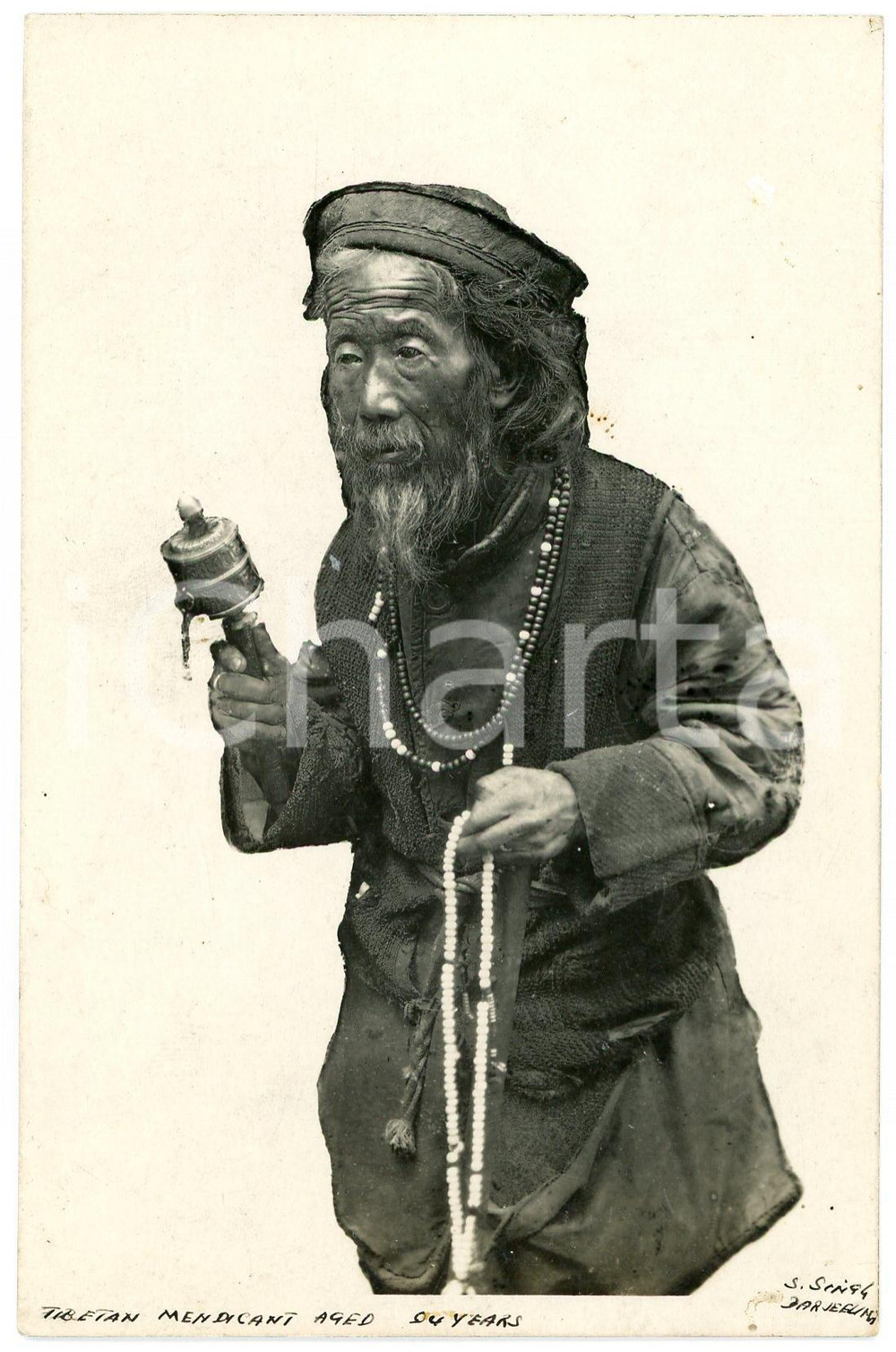 1930 ca DARJEELING (INDIA) Tibertan mendicant aged 94 years - RPPC S. Singh Fotocartolina postale d'epoca, non viaggiata.CONDIZIONI: G (ma minima sbrecciatura al lato inferiore)FORMATO: FP    originale e autentica 1