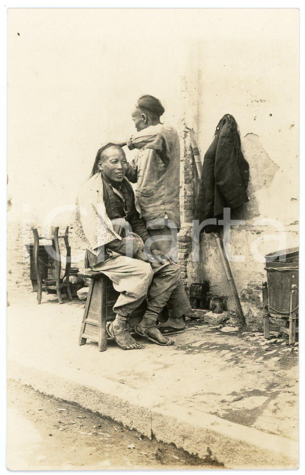 1930 ca CHINA - CRAFTS - Hairdresser working in the stret *RPPC Photo postcard Fotocartolina postale d'epoca, non viaggiata.CONDIZIONI: G FORMATO: FP    originale e autentica 1