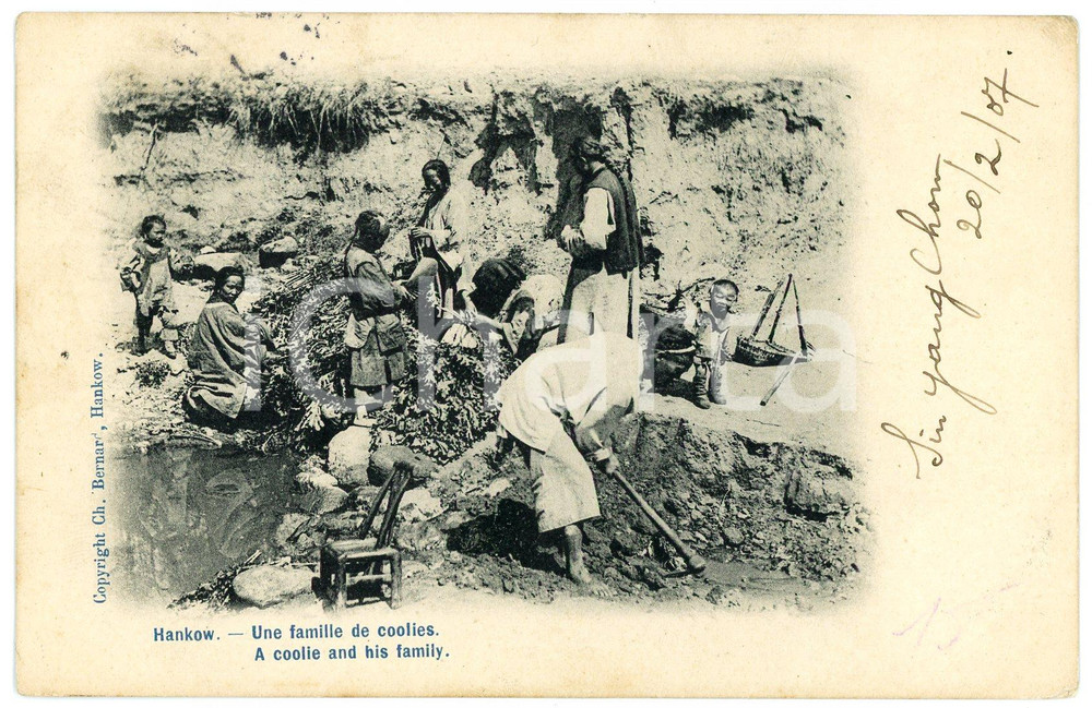 1907 HANKOU (CHINA) A coolie and his family - Original old postcard Cartolina postale d'epoca, viaggiata (ma francobollo asportato).CONDIZIONI: GFORMATO: FPEDITORE: Charles Bernard, Hankow    originale e autentica 1