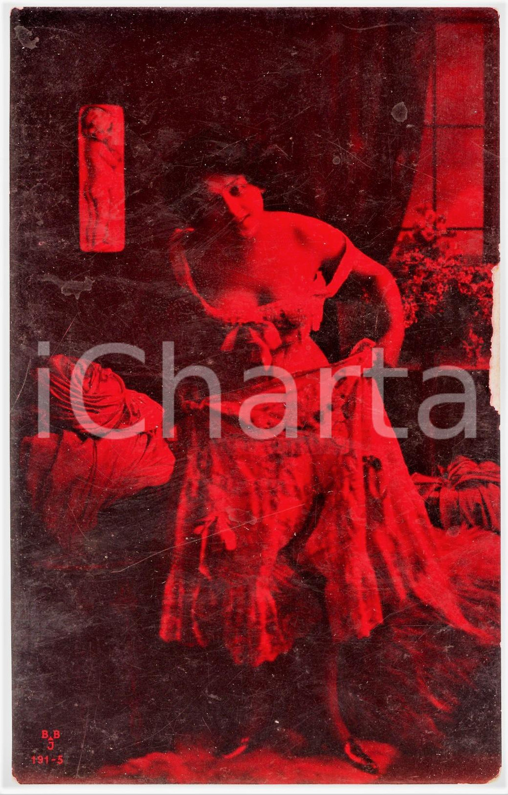 1920 EROTICA VINTAGE Striptease - Girl lifting up her skirt RED FILTER Postcard  Cartolina postale d'epoca, non viaggiata ma con testo manoscritto al verso.CONDIZIONI: VERY POOR (estesa mancanza al margine destro, sbrecciature ai margini)FORMATO: FP    originale e autentica 1
