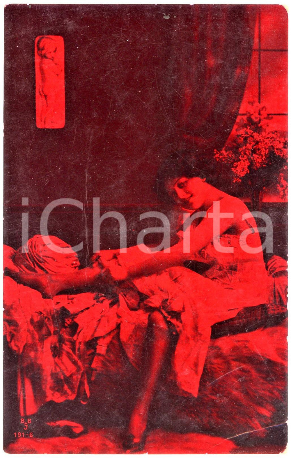 1920 EROTICA VINTAGE Striptease - Girl taking off pantyhose RED FILTER Postcard  Cartolina postale d'epoca, non viaggiata ma con testo manoscritto al verso.CONDIZIONI: VERY POOR (piegature all'angolo inferiore destro, piegatura verticale)FORMATO: FP    originale e autentica 1