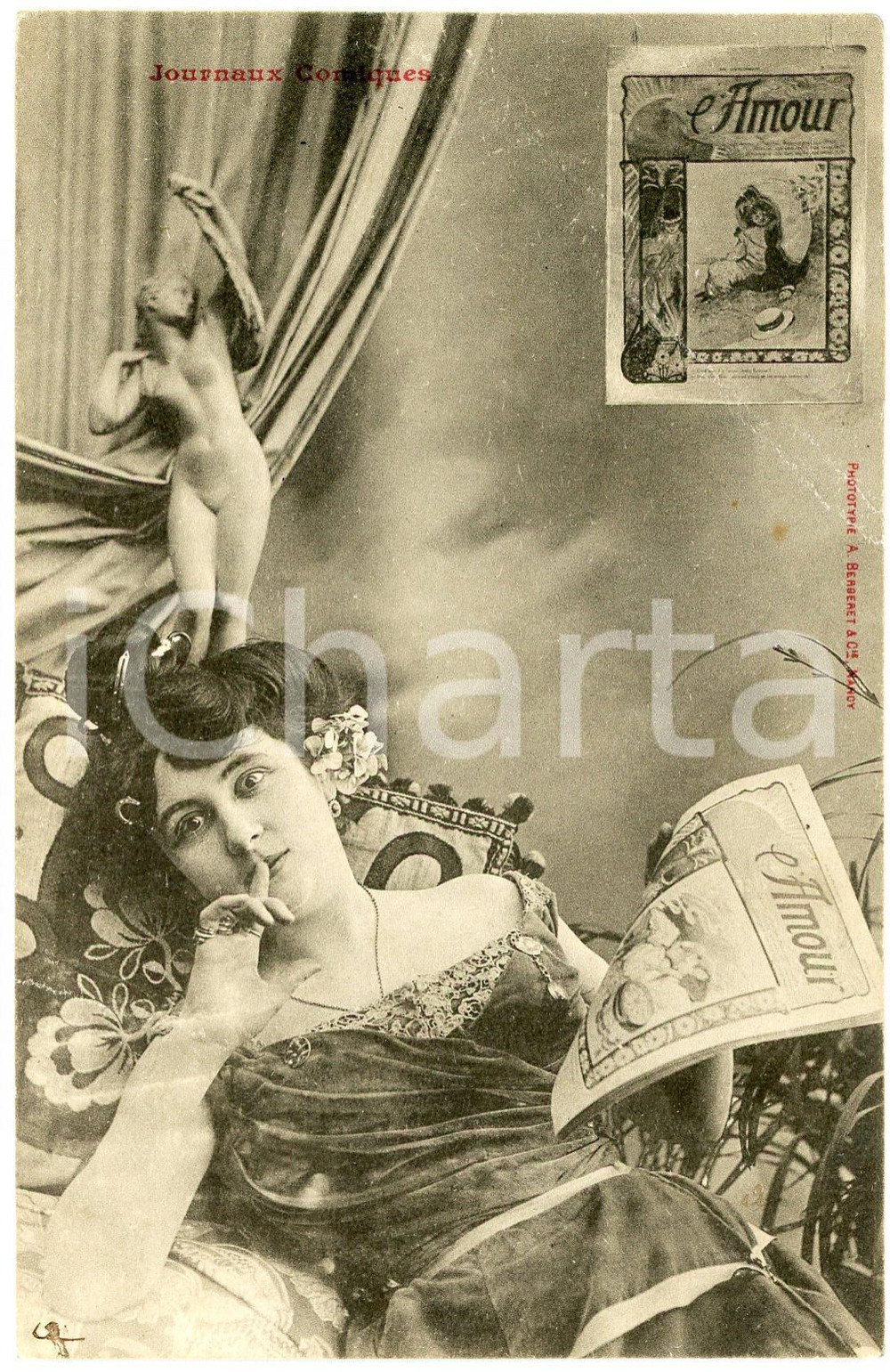 1902 HUMOUR Journaux Comiques - Woman reading "L'Amour" -  DAMAGED postcard  Cartolina postale d'epoca, viaggiata.CONDIZIONI: VP (ampia e profonda piegatura all'angolo superiore destro)FORMATO: FP    originale e autentica 1