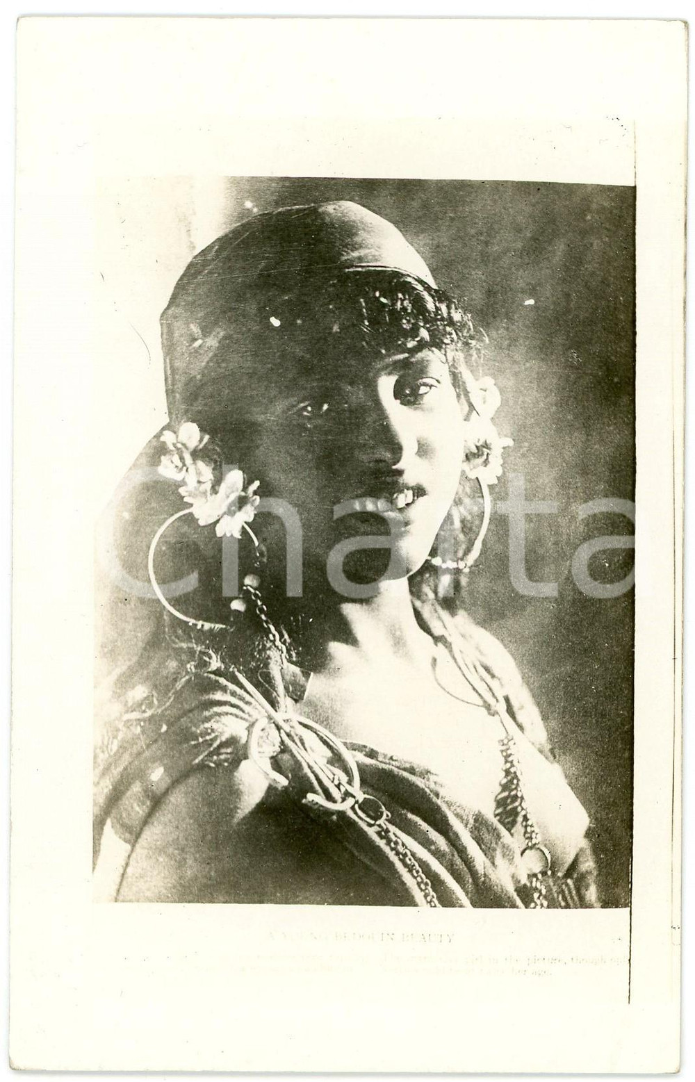 1920 ca NORTH AFRICA Bedouin beauty  - RPPC Postcard topless risque  Cartolina postale d'epoca, non viaggiata.CONDIZIONI: G (ma minima piegatura angolare)FORMATO: FP    originale e autentica 1