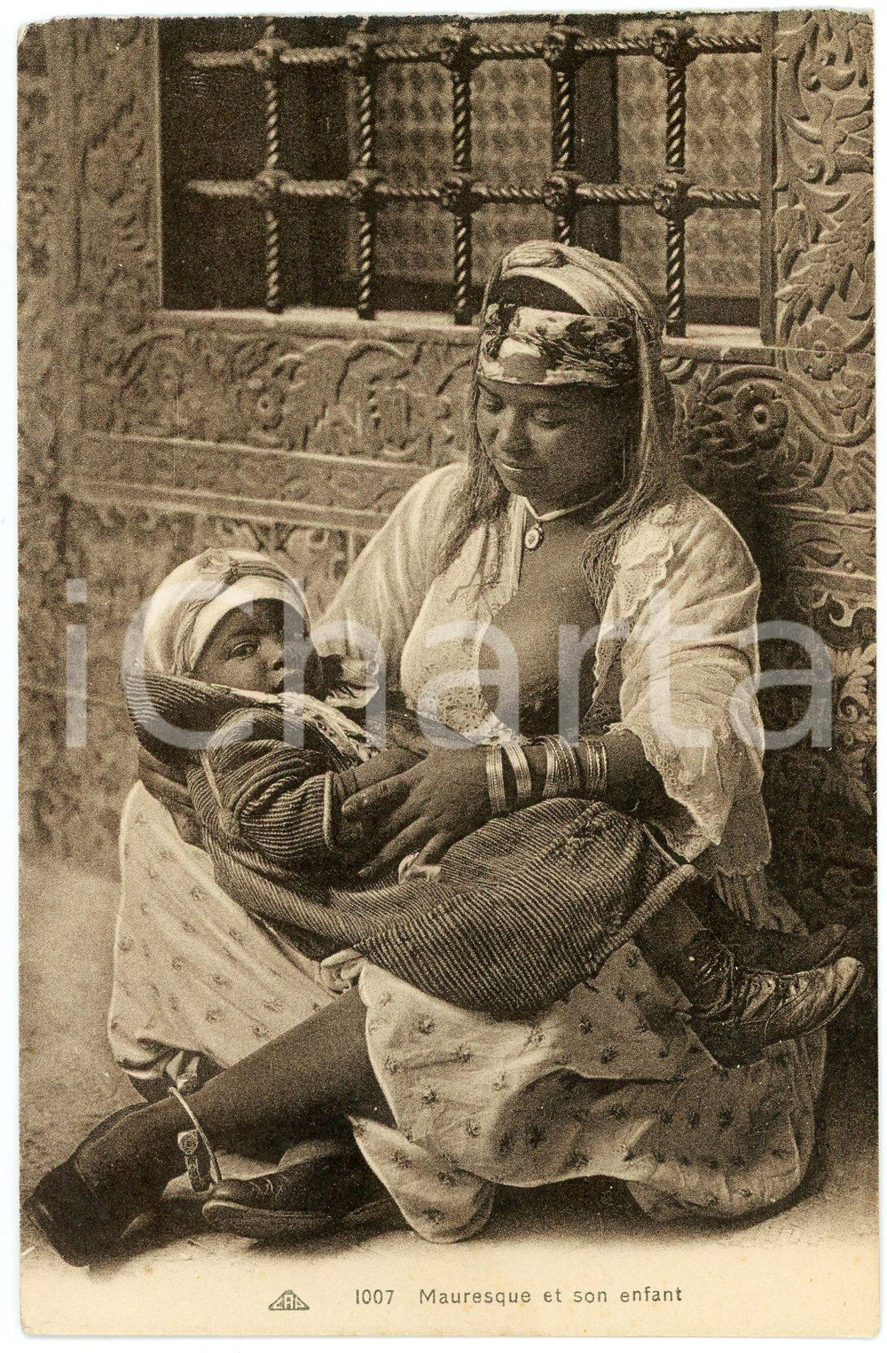 1910 ca AFRIQUE DU NORD Mauresque et son enfant - Vintage postcard  Cartolina postale d'epoca, non viaggiata.CONDIZIONI: GFORMATO: FP    originale e autentica 1