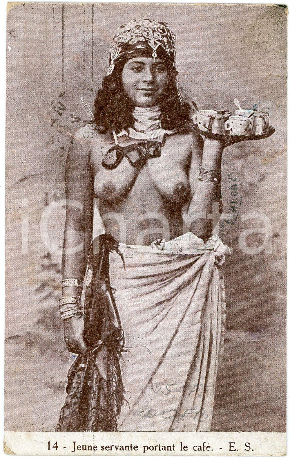 1915 AFRIQUE NORD Jeune servante portant le café - Postcard ETHNIC NUDE topless  Cartolina postale d'epoca, viaggiata.CONDIZIONI: G (minime sbrecciature angolari)FORMATO: FP    originale e autentica 1