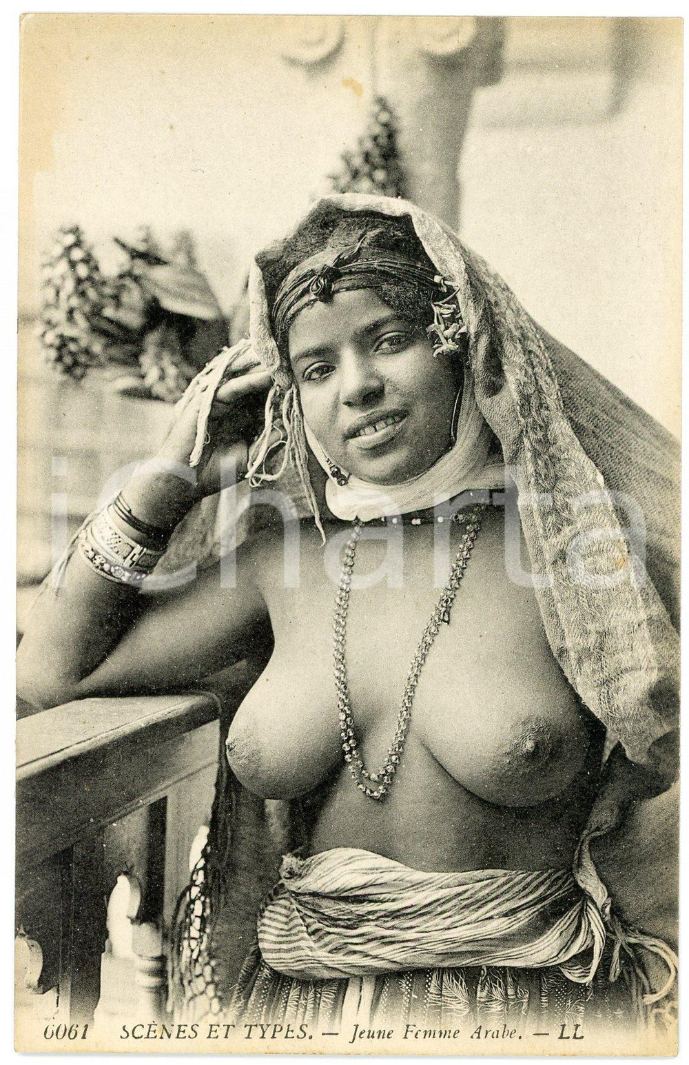 1910 ca AFRIQUE DU NORD Jeune femme Arabe - Postcard ETHNIC NUDE topless  Cartolina postale d'epoca, non viaggiata.CONDIZIONI: G (lievi ingiallimenti)FORMATO: FP    originale e autentica 1