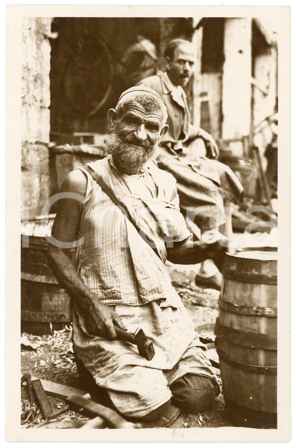 Cartolina originale da collezione 1920 ALGERIE ScÃ¨nes et Types  MÃ©tiers et ActivitÃ©s IndigÃ¨nes  Tonnelier RPPC 1