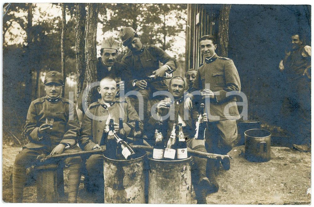 1918 WW1 ZONA DI GUERRA Brindisi tra soldati in un bosco *Foto cartolina  Fotografia d'epoca in formato cartolina postale d'epoca, non viaggiata.Messaggio al verso firmato "Giovanni Novellini".CONDIZIONI: G (ma piccola piegatura angolare con minima sbrecciatura)FORMATO: FP    originale e autentica 1