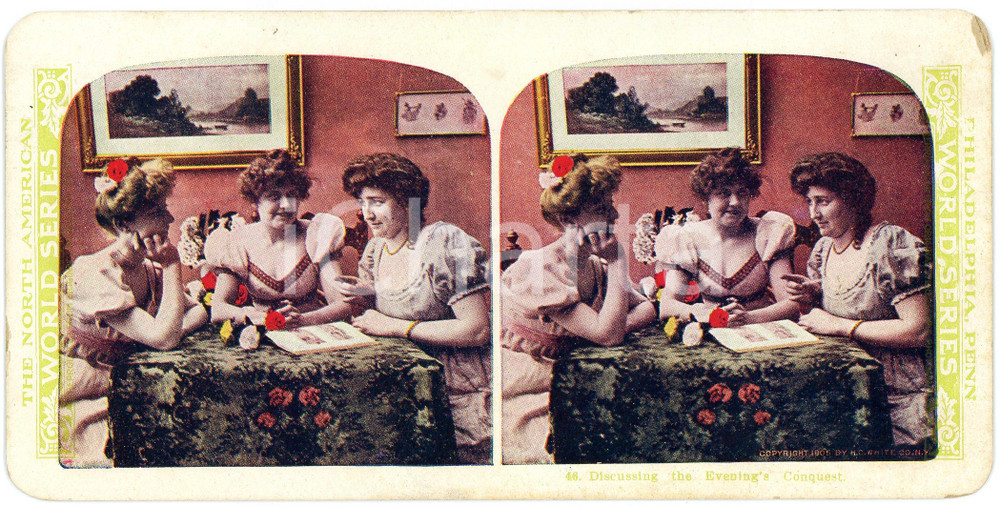 1905 Women - Discussing the Evening's Conquest - Coloured Vintage Stereoview Fotografia stereoscopica d'epoca, su cartoncino rigido.FORMATO: 18x9 cmCONDIZIONI: GEDITORE: World Series H.C.White    originale e autentica 1