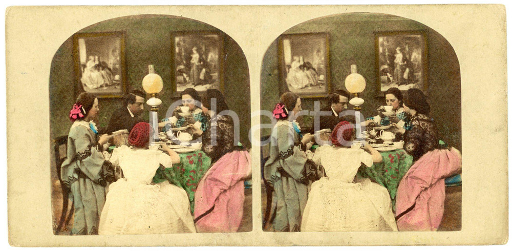 1900 ca DAILY LIFE - ENGLAND - A family breakfast - Coloured Vintage Stereoview Fotografia stereoscopica d'epoca, su cartoncino rigido.Didascalia manoscritta coeva al verso.FORMATO: 18x9 cmCONDIZIONI: P (piegatura verticale)    originale e autentica 1