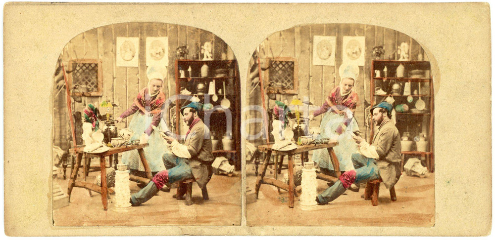 1900 ca A Dutch artist's studio - Coloured Vintage Stereoview Fotografia stereoscopica d'epoca, su cartoncino rigido.Didascalia manoscritta coeva al verso.FORMATO: 18x9 cmCONDIZIONI: G     originale e autentica 1
