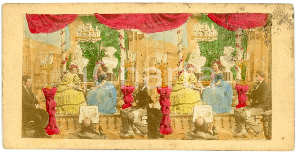 1900 ca  Women posing for a portrait - Hand Coloured Antique Stereoview Fotografia stereoscopica d'epoca, su cartoncino rigido.FORMATO: 18x9 cmCONDIZIONI: F (lievi macchie)    originale e autentica 1